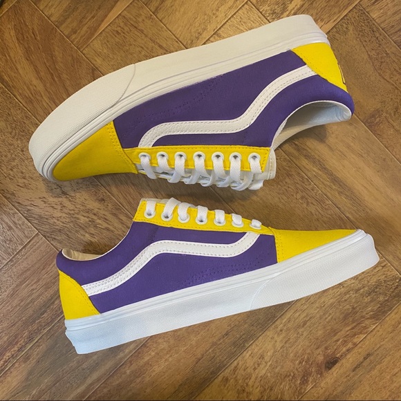 custom lakers vans
